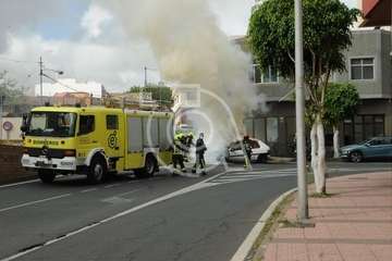 Arde un coche en la calle Poeta Pablo Neruda de Los Llanos de Telde/Eugenio Artiles y TA.